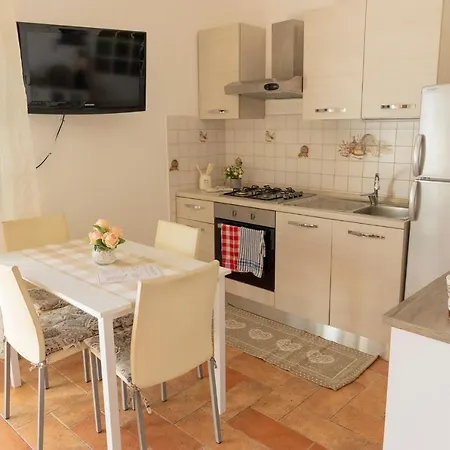 Leto's In - Parking & Garden