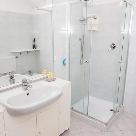 Leto's In - Parking & Garden 圣雷默