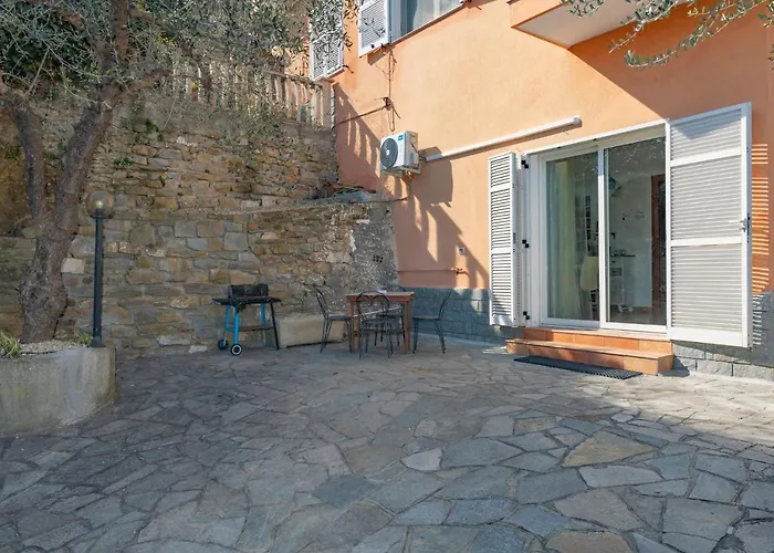 Leto's In - Parking & Garden