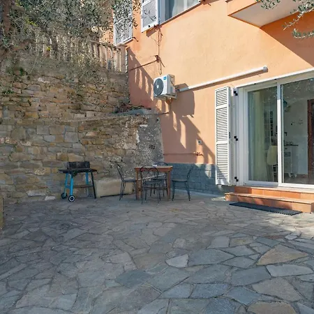 Leto's In - Parking & Garden