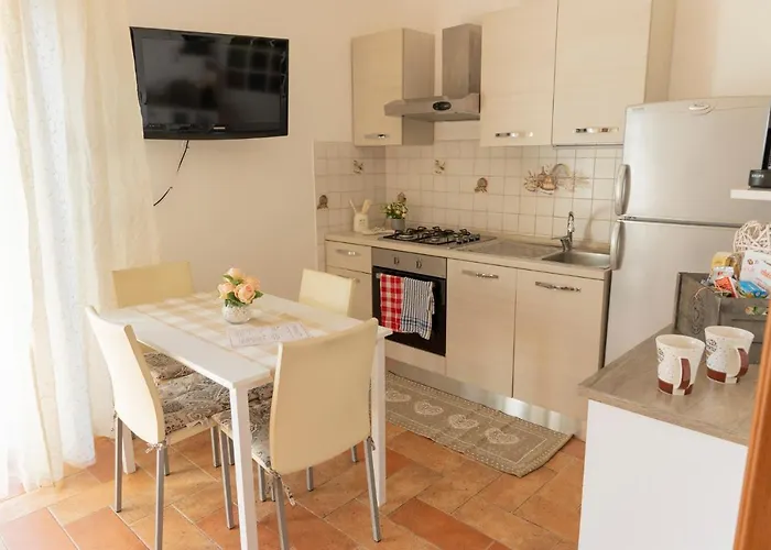 Leto's In - Parking & Garden